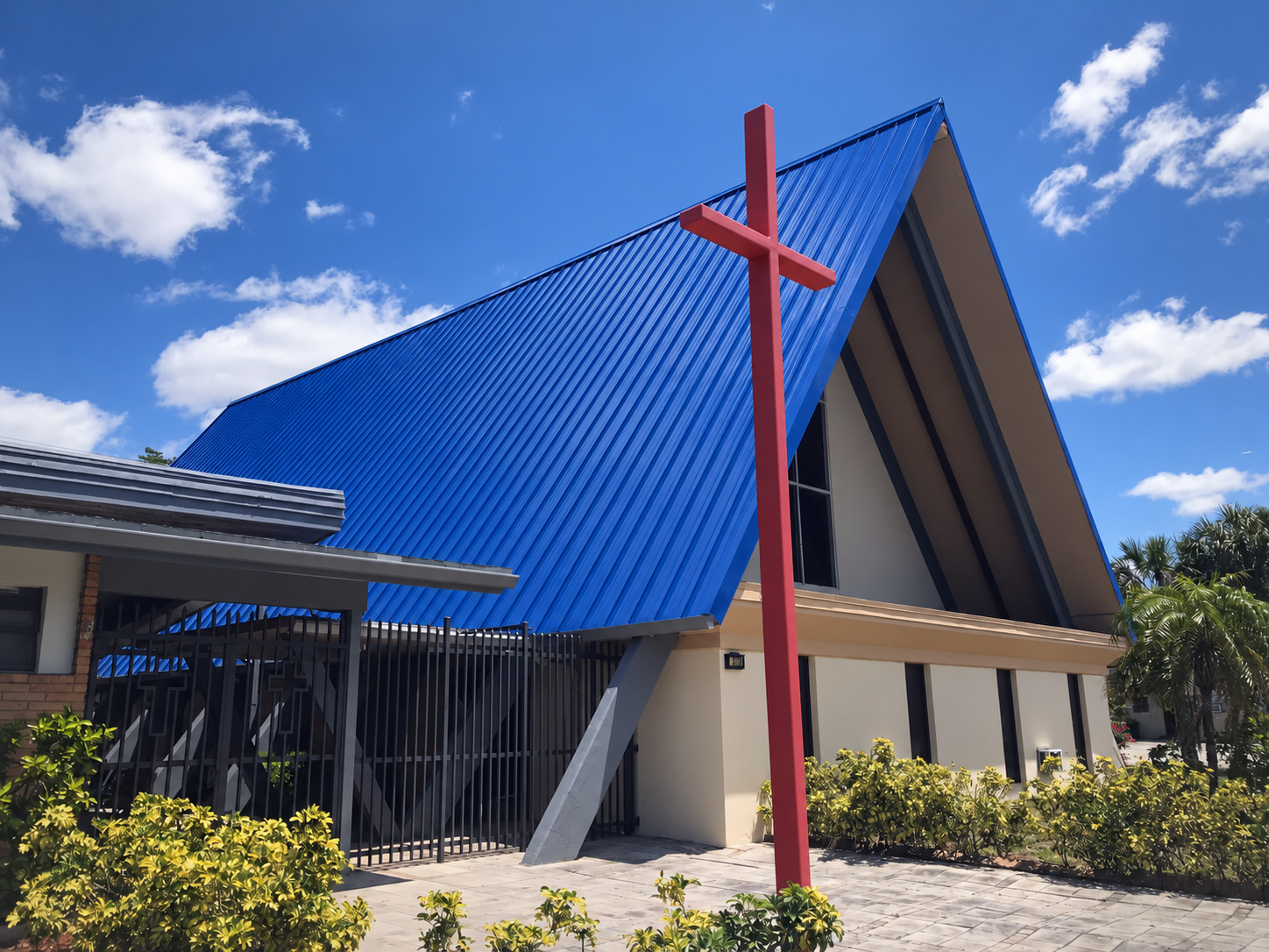 Fachada con techo azul de la Iglesia Príncipe de Paz en Miami