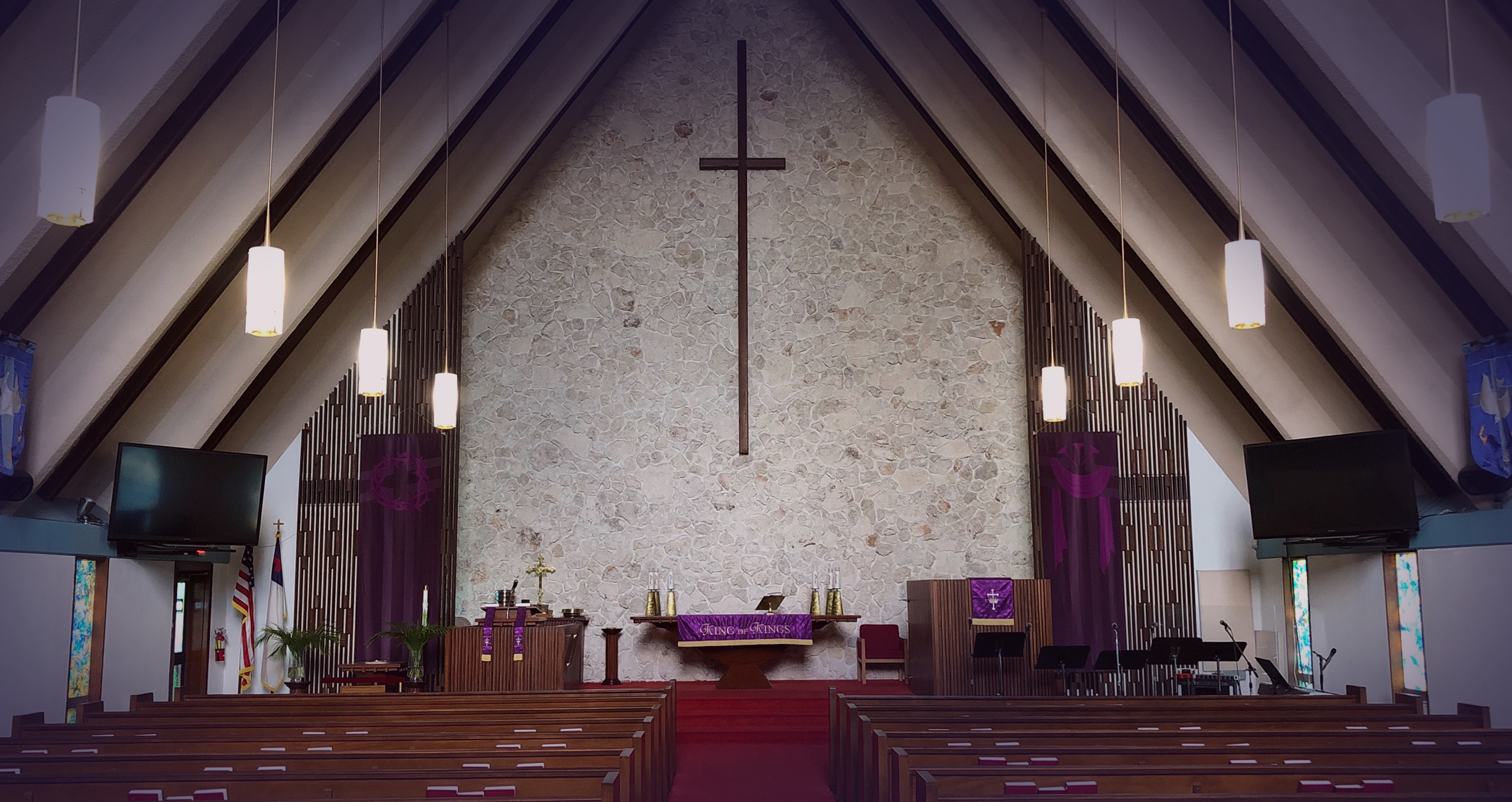 Interior del santuario de la Iglesia Príncipe de Paz
